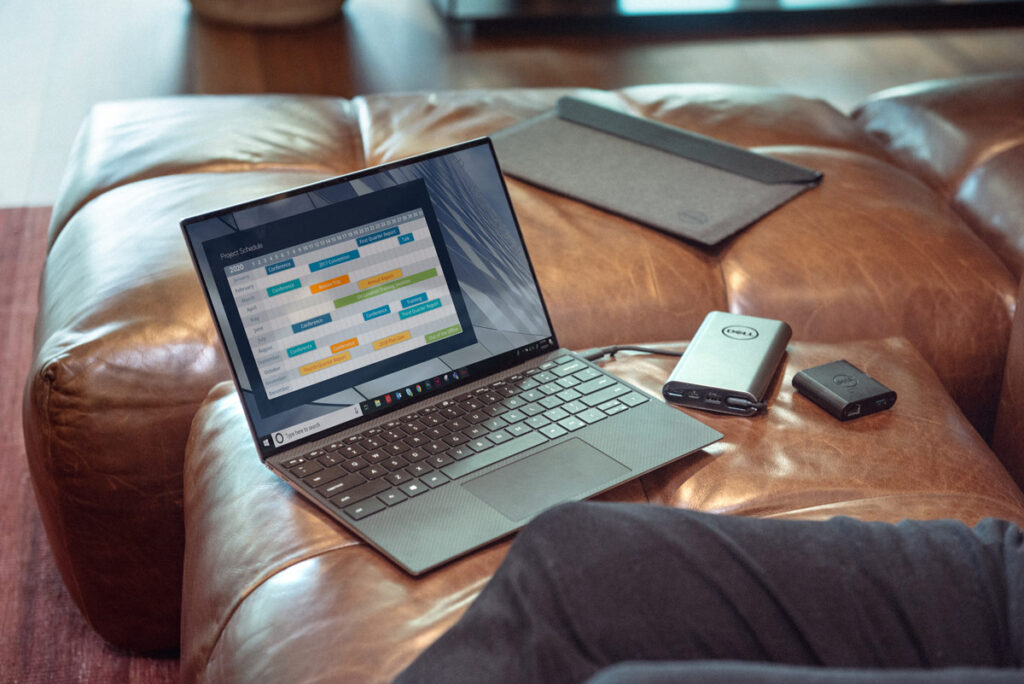Laptop mit Terminplaungstools auf Sofa Schwarte Consulting website
